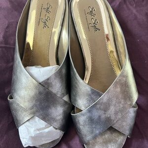 Soft Style (Hush Pupoy Co), Elida Pewter Vintage open- toed shoes
